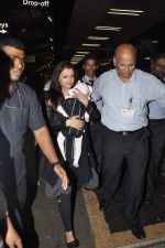 Aishwarya Rai snapped with baby Aaradhya at the Airport on 17th Sept 2012 (4).JPG