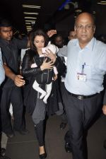 Aishwarya Rai snapped with baby Aaradhya at the Airport on 17th Sept 2012 (6).JPG