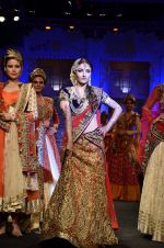 Soha Ali Khan walk the ramp for Vikram Phadnis show at Aamby Valley India Bridal Fashion Week 2012 Day 5 in Mumbai on 16th Sept 2012 (100).JPG