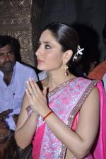 Madhur Bhandarkar, Kareena Kapoor seek Bappa_s blessing for thier film Heroine on 19th Sept 2012 (31).JPG