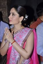 Madhur Bhandarkar, Kareena Kapoor seek Bappa_s blessing for thier film Heroine on 19th Sept 2012 (32).JPG