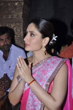 Madhur Bhandarkar, Kareena Kapoor seek Bappa_s blessing for thier film Heroine on 19th Sept 2012 (33).JPG