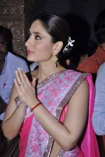 Madhur Bhandarkar, Kareena Kapoor seek Bappa_s blessing for thier film Heroine on 19th Sept 2012 (34).JPG