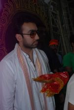 Raj Kundra at Lalbaug Ka Raja in Mumbai on 18th Sept 2012 (13).JPG