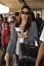 Kareena Kapoor snapped in Mumbai Airport on 20th Sept 2012 (1).JPG