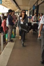 Kareena Kapoor snapped in Mumbai Airport on 20th Sept 2012 (14).JPG