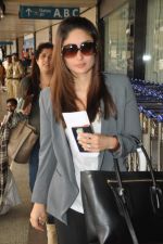 Kareena Kapoor snapped in Mumbai Airport on 20th Sept 2012 (8).JPG