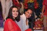 Preity Zinta, Sonakshi Sinha at Salman Khan_s Ganpati Visarjan on 20th Sept 2012 (144).JPG