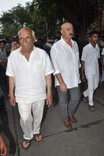 Yash Chopra, Rakesh Roshan at Hrithik Roshan_s Ganpati Visarjan on 20th Sept 2012 (84).JPG
