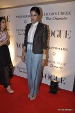 Sameera Reddy at Vogue_s 5th Anniversary bash in Trident, Mumbai on 22nd Sept 2012 (22).JPG