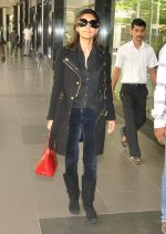 Gauri Khan snapped at international airport on 25th Sept 2012 (1).JPG