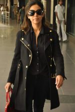 Gauri Khan snapped at international airport on 25th Sept 2012 (5).JPG