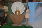 Dia Mirza unveils The Bodyshop Coconut Hair Oil in Malad, Mumbai on 26th Sept 2012 (7).JPG