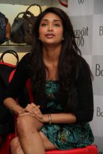 Jiah Khan at baggit new collection preview in Atria Mall, Mumbai on 26th Sept 2012 (10).JPG