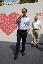 Akshay Kumar at Happy Heart Carnival in S L Raheja Hospital on World Heart Day on 28th Sept 2012 (6).jpg