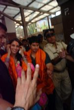Bipasha Basu visits siddhivinayak in Mumbai on 27th Sept 2012 (2).JPG