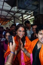 Bipasha Basu visits siddhivinayak in Mumbai on 27th Sept 2012 (5).JPG