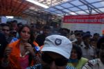 Bipasha Basu visits siddhivinayak in Mumbai on 27th Sept 2012 (7).JPG
