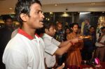 Rajpal Yadav visits Ganesha in Oberoi Mall, Mumbai on 27th Sept 2012 (19).JPG