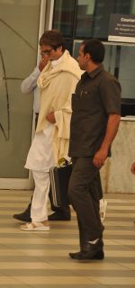 Amitabh Bachchan snapped at the airport in Mumbai on 29th Sept 2012 (3).JPG