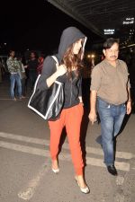 Priyanka Chopra snapped at international airport in Mumbai on 30th Sept 2012 (14).JPG