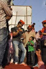 Vivek Oberoi at Girgaon Ganpati on 30th Sept 2012 (2).JPG