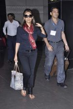 Gauri Khan snapped at airport in Mumbai on 5th Oct 2012 (14).JPG