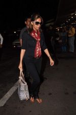 Gauri Khan snapped at airport in Mumbai on 5th Oct 2012 (22).JPG