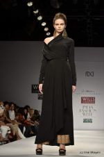 Model walk the ramp for Anand Kabra Show at Wills Lifestyle India Fashion Week 2012 day 1 on 6th Oct 2012 (106).JPG
