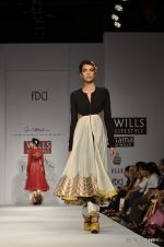 Model walk the ramp for Anand Kabra Show at Wills Lifestyle India Fashion Week 2012 day 1 on 6th Oct 2012 (112).JPG