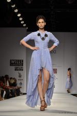 Model walk the ramp for Anand Kabra Show at Wills Lifestyle India Fashion Week 2012 day 1 on 6th Oct 2012 (92).JPG