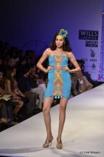 Model walk the ramp for Surily Goel Show at Wills Lifestyle India Fashion Week 2012 day 1 on 6th Oct 2012 (23).JPG