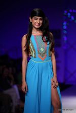 Sarah Jane Dias walk the ramp for Surily Goel Show at Wills Lifestyle India Fashion Week 2012 day 1 on 6th Oct 2012 (32).JPG