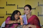 Vidya Balan unveils Unhooked book in Landmark, Mumbai on 5th Oct 2012 (24).JPG