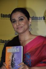 Vidya Balan unveils Unhooked book in Landmark, Mumbai on 5th Oct 2012 (26).JPG