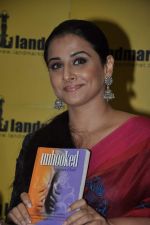 Vidya Balan unveils Unhooked book in Landmark, Mumbai on 5th Oct 2012 (27).JPG