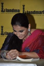 Vidya Balan unveils Unhooked book in Landmark, Mumbai on 5th Oct 2012 (41).JPG