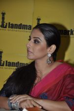 Vidya Balan unveils Unhooked book in Landmark, Mumbai on 5th Oct 2012 (44).JPG