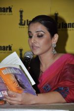 Vidya Balan unveils Unhooked book in Landmark, Mumbai on 5th Oct 2012 (91).JPG