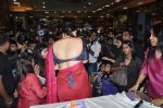 Vidya Balan unveils Unhooked book in Landmark, Mumbai on 5th Oct 2012 (99).JPG