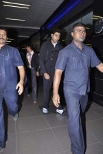 Abhishek Bachchan returns to Mumbai, Big B and Ash come to receive on 6th Oct 2012 (10).JPG