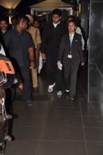 Abhishek Bachchan returns to Mumbai, Big B and Ash come to receive on 6th Oct 2012 (13).JPG