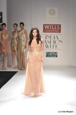 Diana Penty walk the ramp for Sakshee Pradhan Show at Wills Lifestyle India Fashion Week 2012 day 2 on 7th Oct 2012 (4).JPG