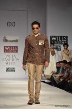 Manoj Bajpai walk the ramp for Samant Chauhan Show at Wills Lifestyle India Fashion Week 2012 day 2 on 7th Oct 2012 (105).JPG