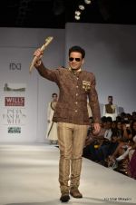 Manoj Bajpai walk the ramp for Samant Chauhan Show at Wills Lifestyle India Fashion Week 2012 day 2 on 7th Oct 2012 (107).JPG