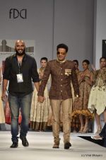 Manoj Bajpai walk the ramp for Samant Chauhan Show at Wills Lifestyle India Fashion Week 2012 day 2 on 7th Oct 2012 (123).JPG