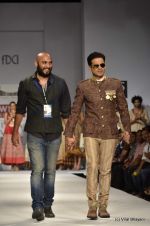 Manoj Bajpai walk the ramp for Samant Chauhan Show at Wills Lifestyle India Fashion Week 2012 day 2 on 7th Oct 2012 (125).JPG