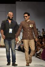 Manoj Bajpai walk the ramp for Samant Chauhan Show at Wills Lifestyle India Fashion Week 2012 day 2 on 7th Oct 2012 (126).JPG