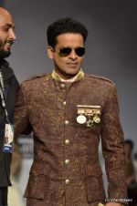 Manoj Bajpai walk the ramp for Samant Chauhan Show at Wills Lifestyle India Fashion Week 2012 day 2 on 7th Oct 2012 (131).JPG