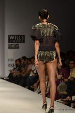 Model walk the ramp for Anaikka Show at Wills Lifestyle India Fashion Week 2012 day 2 on 7th Oct 2012 (118).JPG